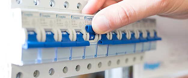 Schalt­schrank­bau bei Elektrotechnik Kastner GmbH & Co. KG in Westendorf