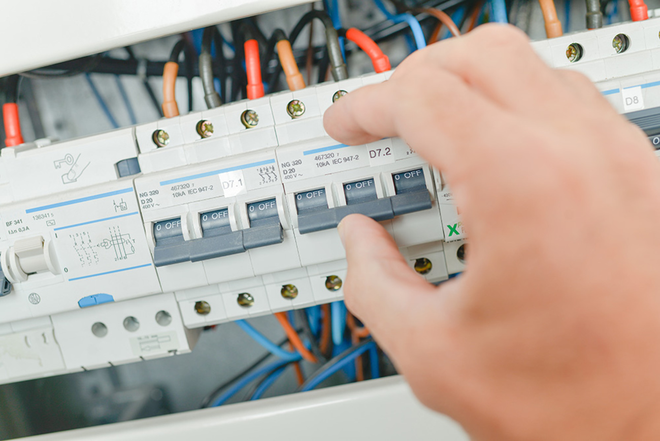 Schalt­schrank­bau bei Elektrotechnik Kastner GmbH & Co. KG in Westendorf